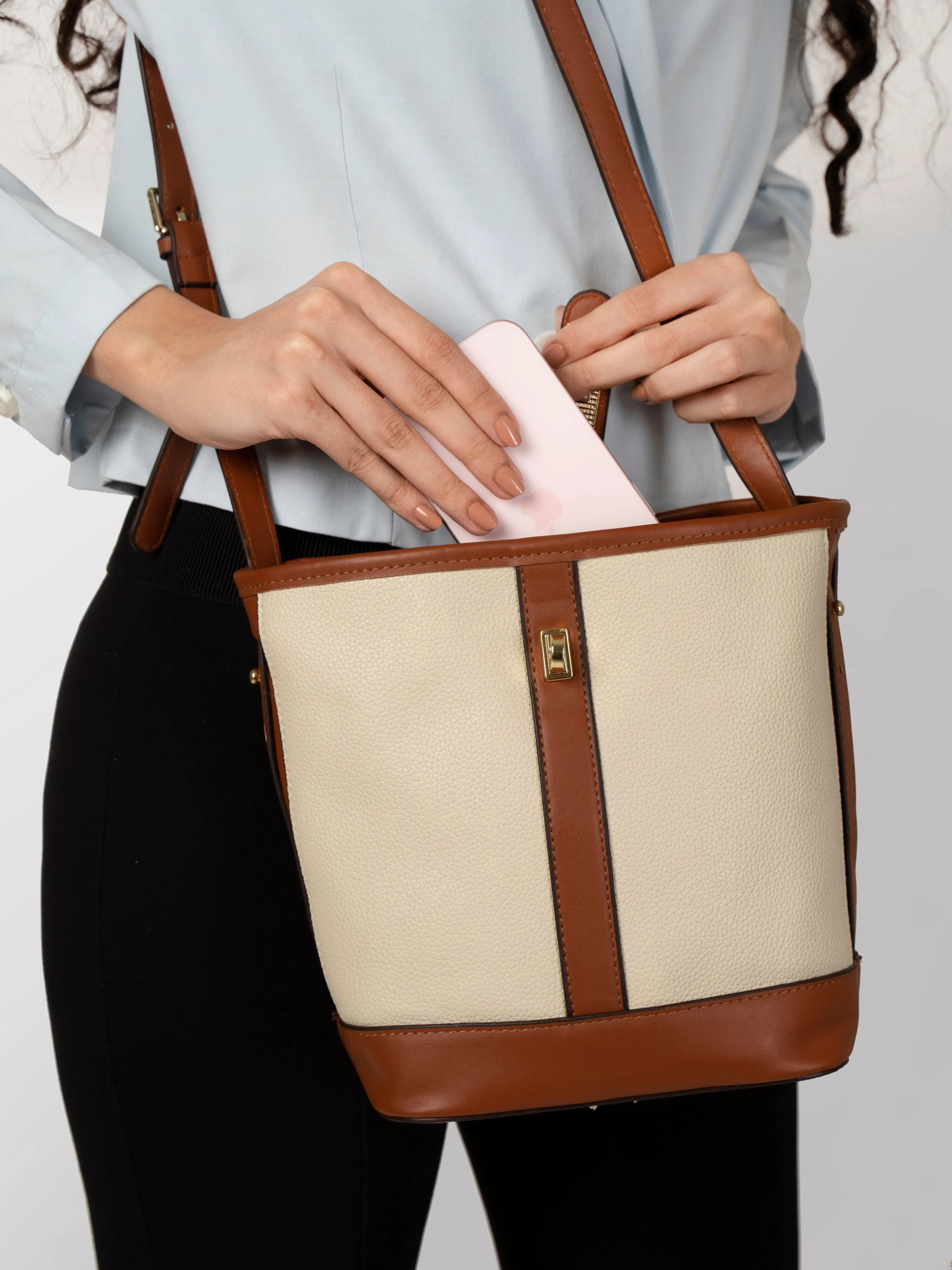 Cream Women textured shoulder bag