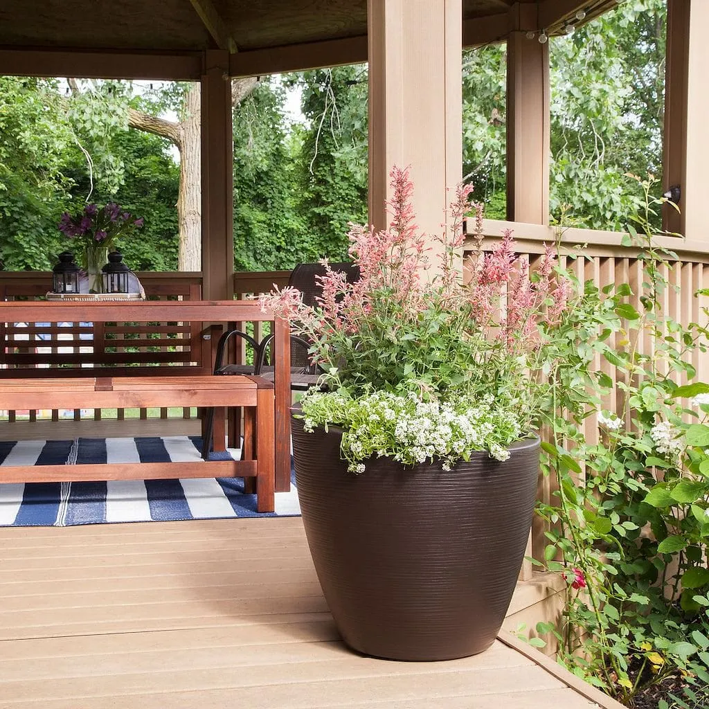 Mayne Modesto Round Planter