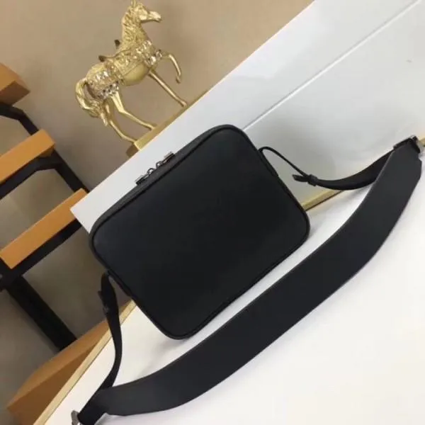 Men&#8217;s Outdoor Messenger Shoulder Bag M33435 Black 2018